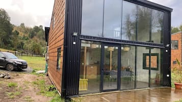 Un edificio moderno con ampie vetrate e rivestimento in legno.