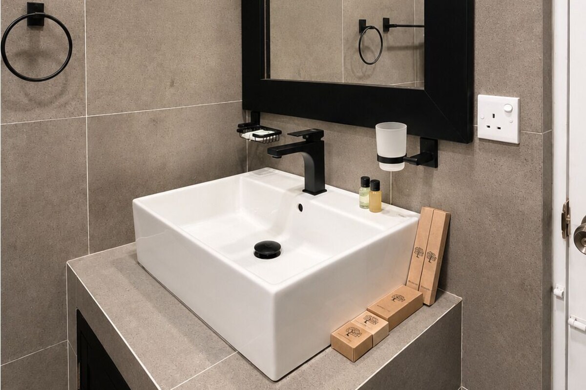 Chambre Double Deluxe, balcon, vue montagne | Salle de bain | Sèche-cheveux, serviettes fournies, savon, shampoing