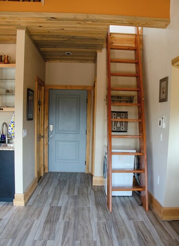 Stunning Desert Sanctuary - Tiny House with Mesa Verde Views & Starry Nights