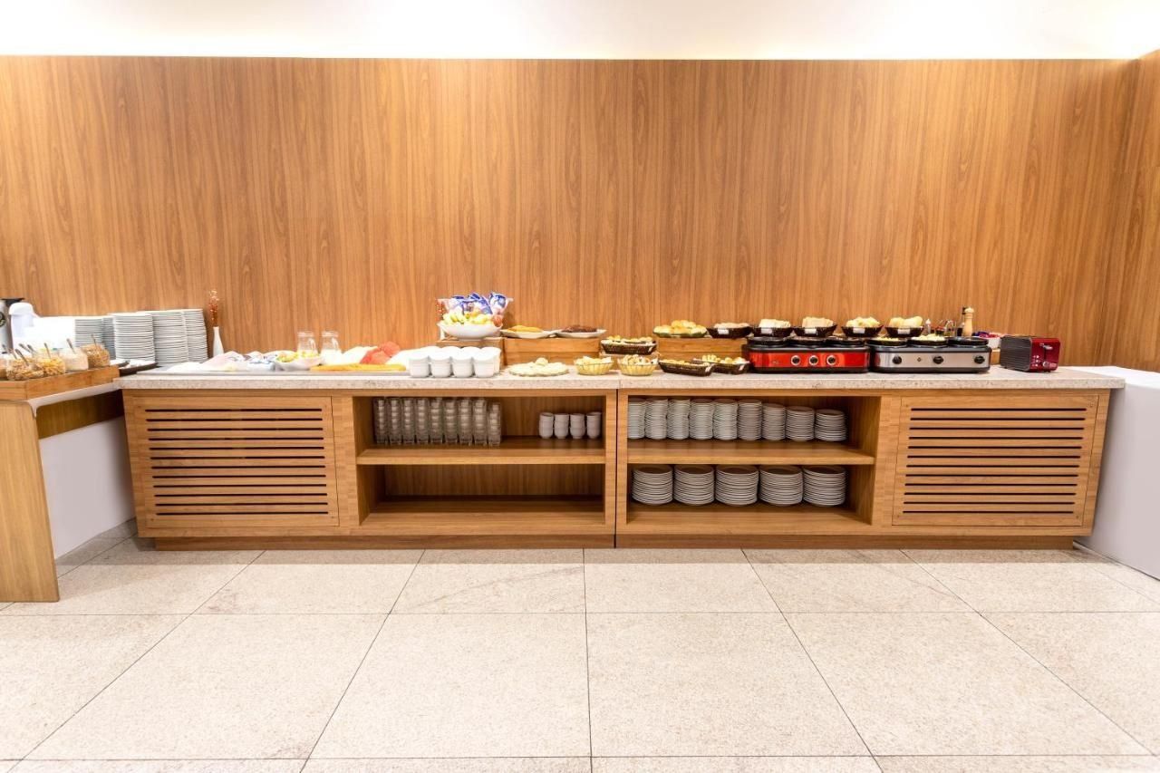 Ein reichhaltiges Buffet mit verschiedenen Speisen und Beilagen.