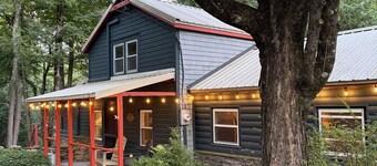 The Beech Street Bungalow- Hottub + Pedal Boat