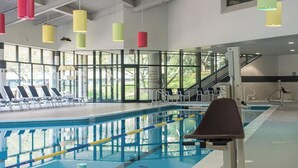 Una piscina con corsie, lettini e zona spogliatoi.