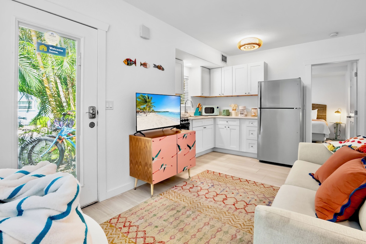 1 Bedroom Cozy Suite | Living area