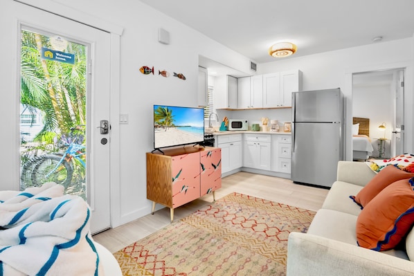 1 Bedroom Cozy Suite | Living area