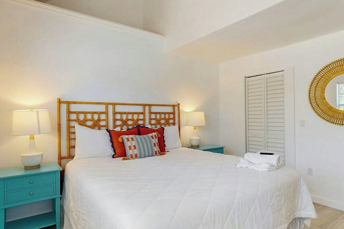 Standard Suite | Desk, free WiFi