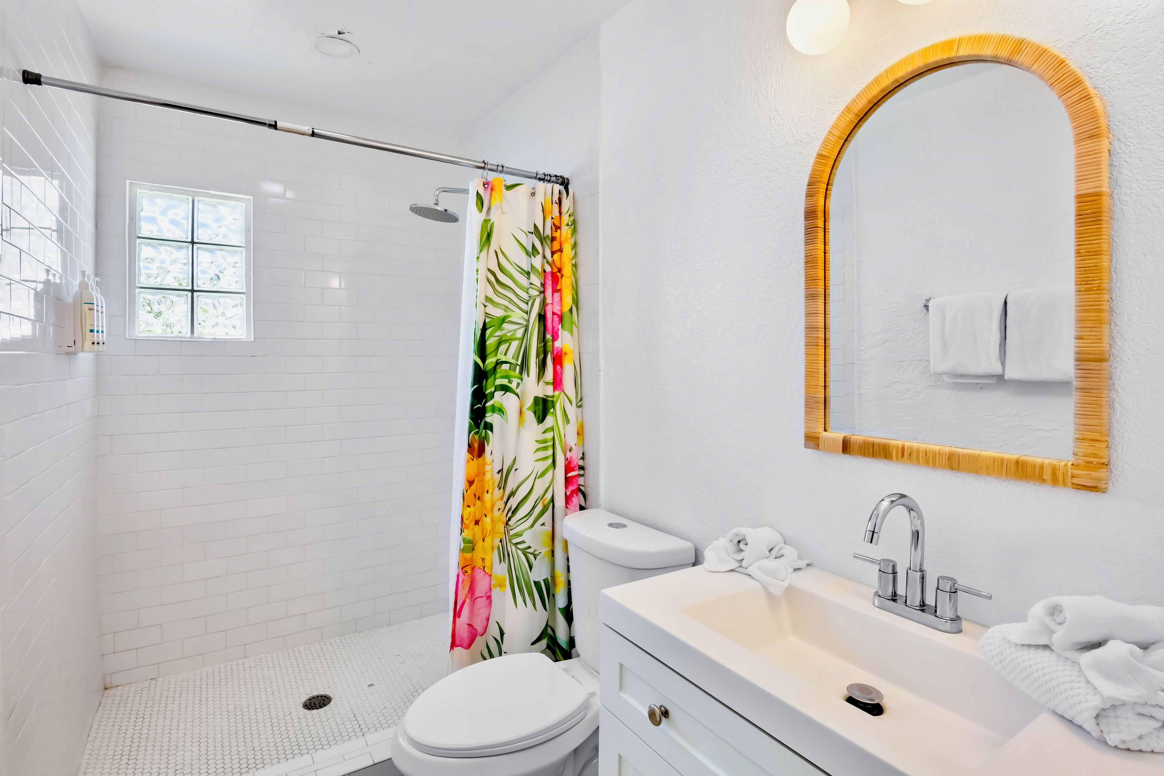 1 Bedroom Suite | Baño | Secador de pelo, toallas, jabón y champú