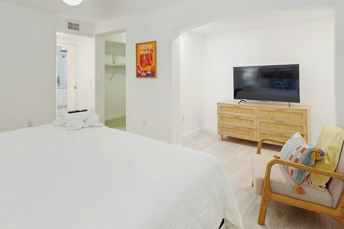 Deluxe Suite, Patio, Courtyard View | Desk, free WiFi