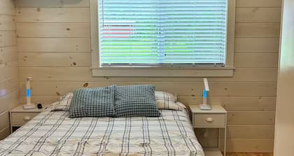 Blue Cottage - Cozy Benton Stay Near Rend Lake