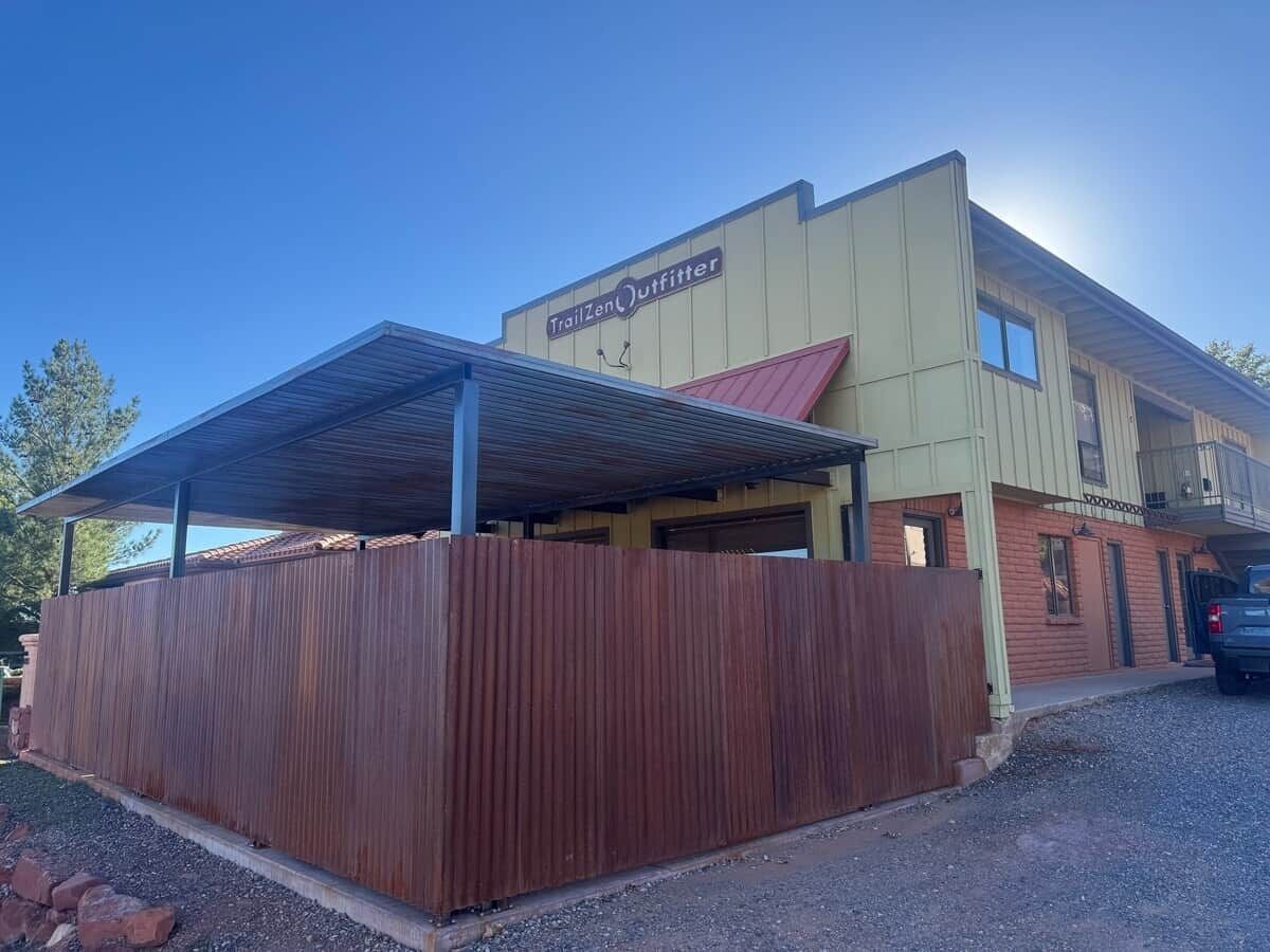 Un edificio con un letrero que dice 'TrailZen Outfitters'.