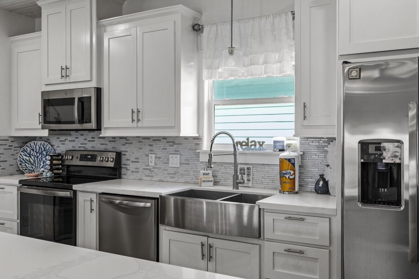 Coffee/tea maker, fridge, microwave, oven