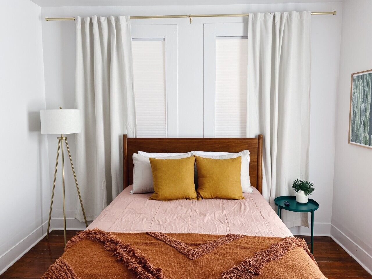 Iron/ironing board, travel crib, WiFi, bed sheets