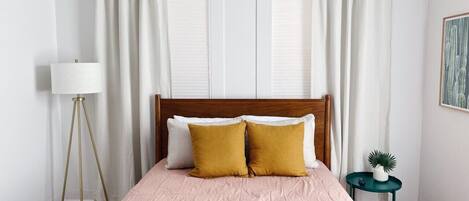 Tabla de planchar con plancha, cuna de viaje, wifi y ropa de cama