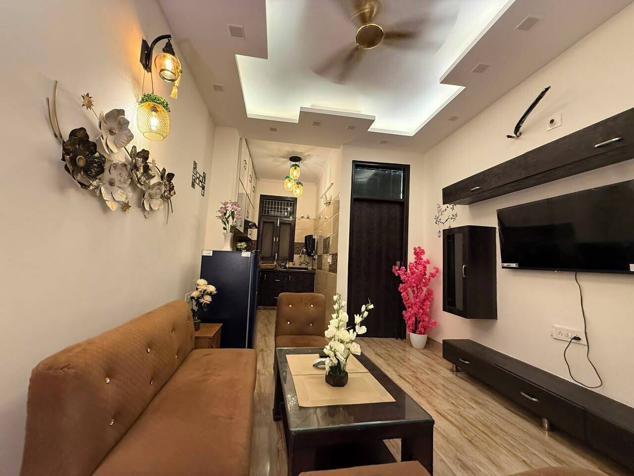 Una sala moderna con sofá, mesa de centro y arte decorativo en la pared.