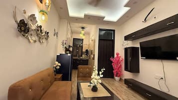 Una sala moderna con sofá, mesa de centro y arte decorativo en la pared.