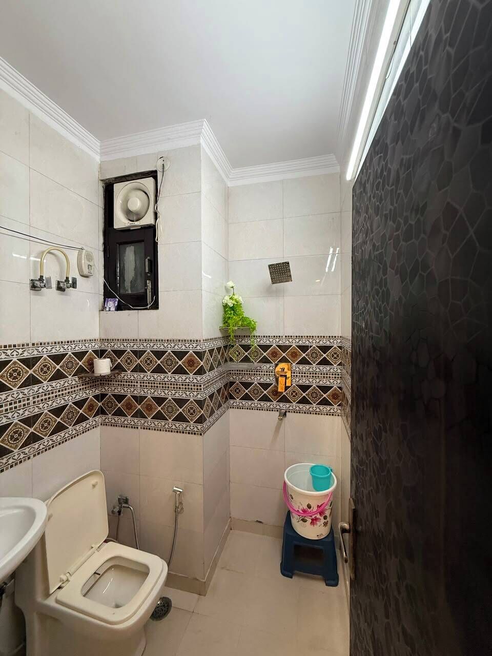 Ein Badezimmer mit Toilette, Bidet und Waschbecken.