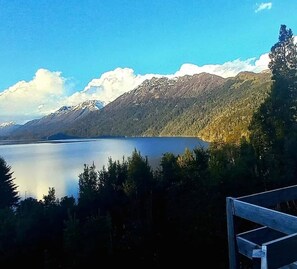 A lake surrounded by mountains and trees. - Ideal apartment for a couple with views of the lake and the hills in Villa la Angostura (Villa la Angostura)