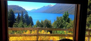 A view of a lake surrounded by mountains and trees. - Ideal apartment for a couple with views of the lake and the hills in Villa la Angostura (Villa la Angostura)