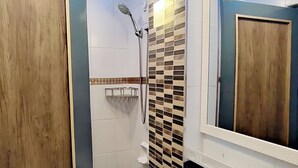 A modern bathroom with a shower, a sink, and a mirror. - Cozy CityCondo near CPU, with a balcony and park view, 2 floors, fiber-optic Wi-Fi, free parking (Iloilo City)
