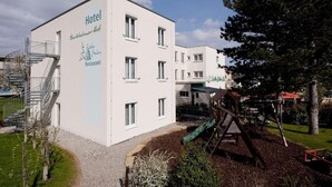 A hotel building with a sign indicating it is a restaurant. - Hotel Berkheimer Hof (Esslingen am Neckar)