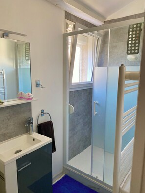 Unclassified image, 3 of 6, button - Vrbo Property (Toulon)
