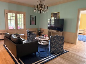 Living area - Beautiful 4-bedroom country house in Springfield, Vermont (Springfield)