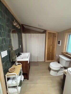 Unclassified image, 4 of 21, button - Cozy cottage on its own peninsula (Sandy Creek)