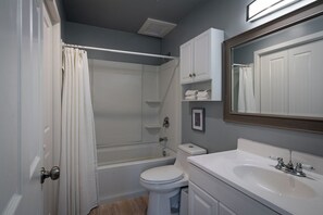Une salle de bain avec une baignoire, des toilettes et un lavabo.