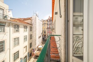 Eine schmale Straße mit Häusern an beiden Seiten, eine sichtbare Treppe und ein Schild, das ein Parkverbot anzeigt.