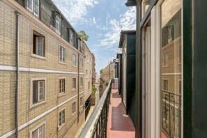 A narrow alleyway between buildings with patterned facades and a red-tiled path. - GuestReady - Fantastic flat near S. Jorge Castle (Lisbon)