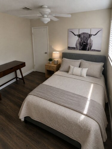 Stylish 3BR Home, Workspaces, Fast WiFi & Near China Lake NWS