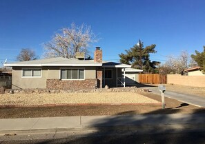Exterior - Stylish 3BR Home, Workspaces, Fast WiFi & Near China Lake NWS (Ridgecrest)