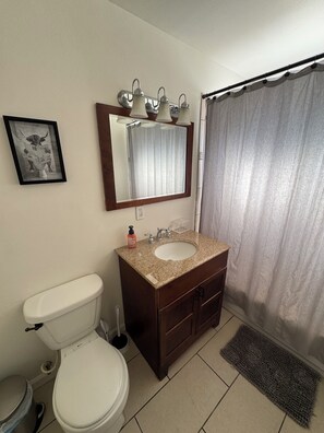 Bathroom - Stylish 3BR Home, Workspaces, Fast WiFi & Near China Lake NWS (Ridgecrest)