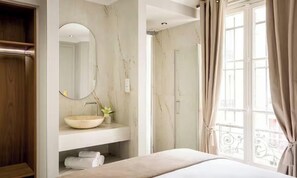 Bathroom - A PERFECT COMBINATION OF CLASSIC PARISIAN ELEGANCE WITH CONTEMPORARY COMFORT (Paris)