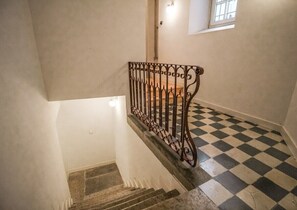 A staircase with a metal railing leading to a landing. - GuestReady - Chic flat near Lisbon Cathedral (Lisbon)
