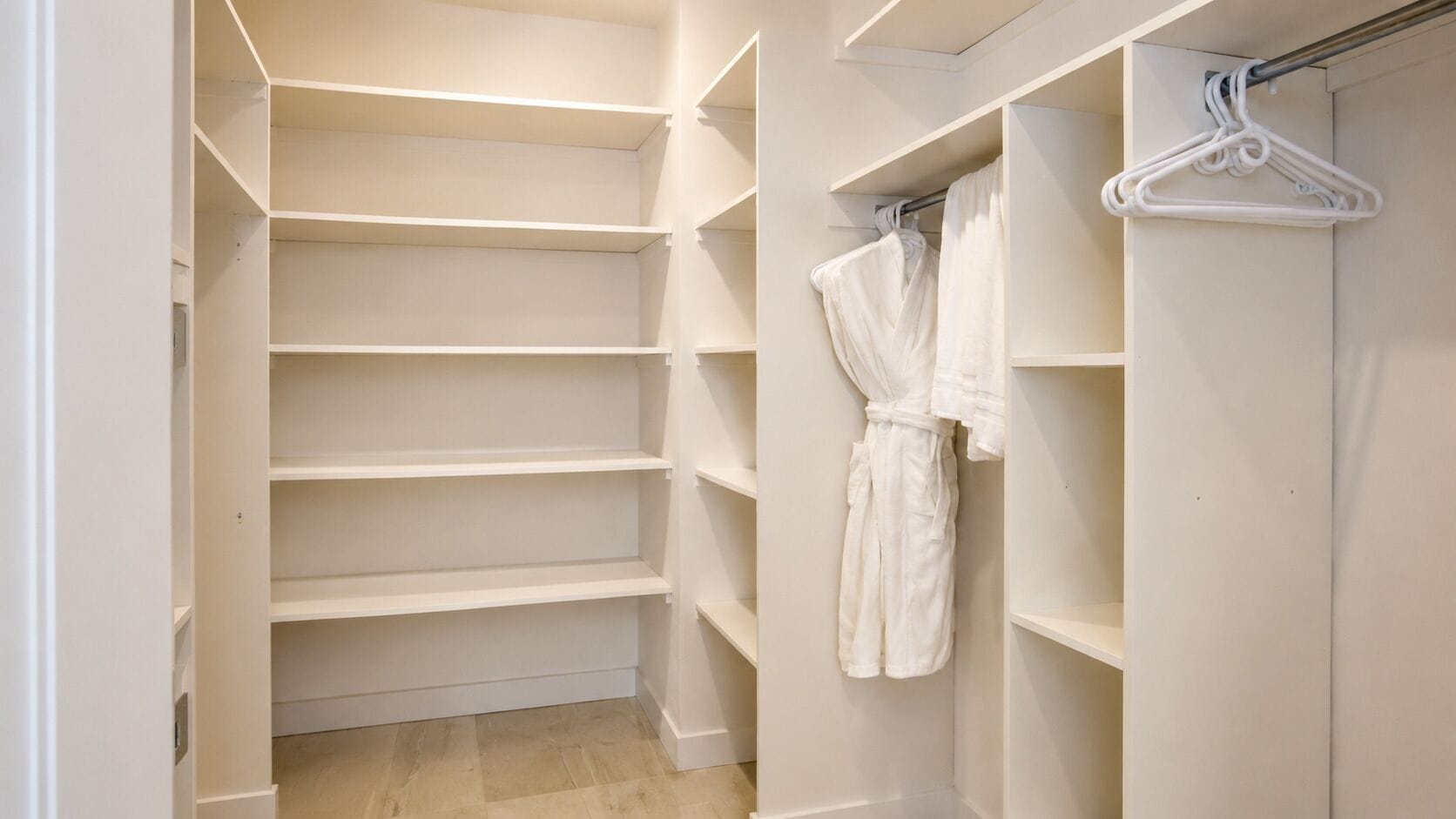 Un vestidor amplio con estantes y espacio para colgar.