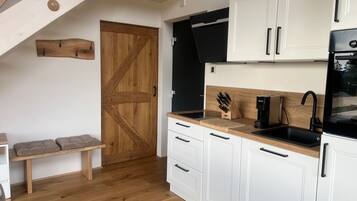 Coffee/tea maker, fridge, microwave, oven