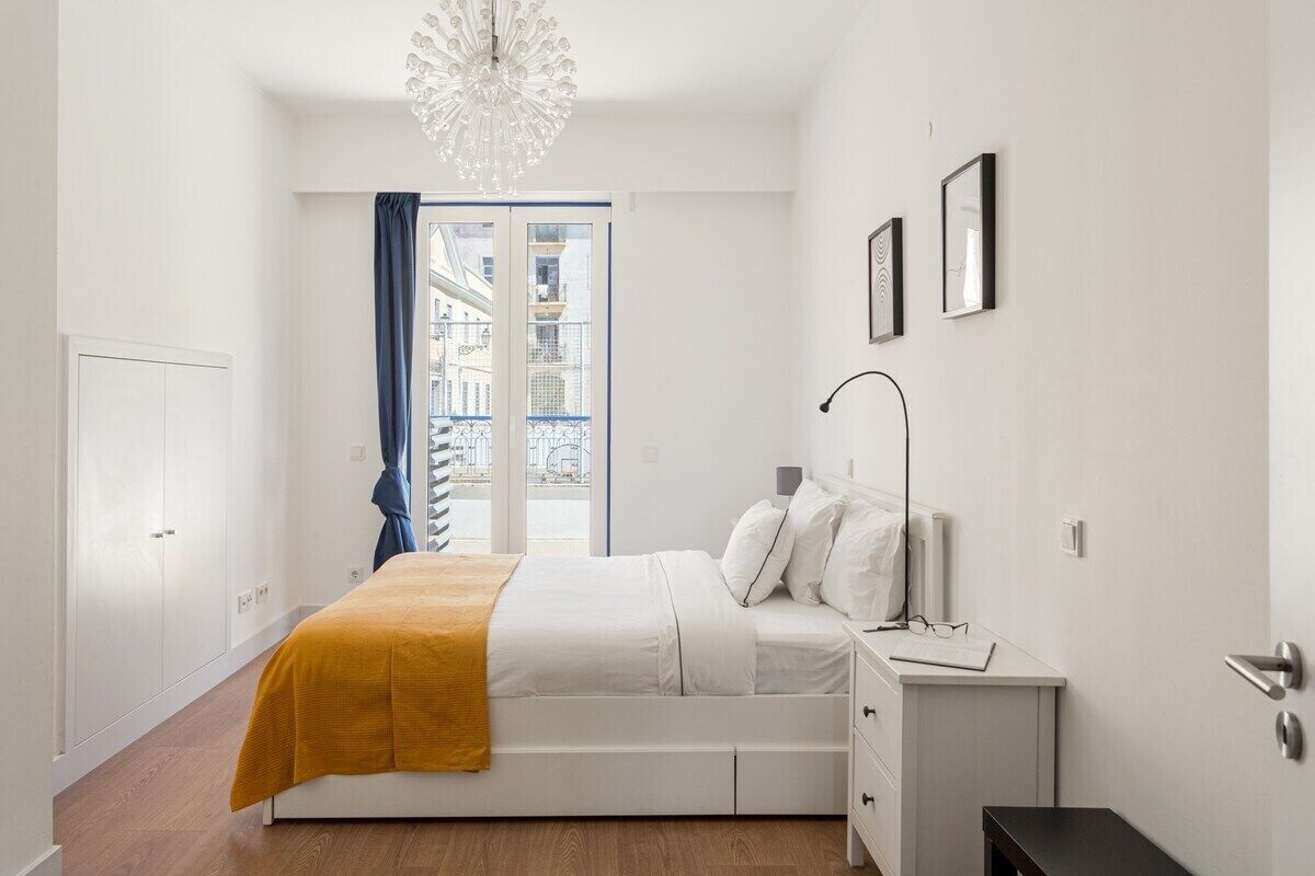 Una camera da letto con un letto, un comodino e vista sull'esterno.