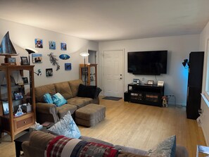 Living area - 3-bedroom house close to EAA with AC and large FENCED back yard. (Oshkosh)