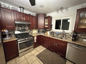 Private kitchen - 3-bedroom house close to EAA with AC and large FENCED back yard. (Oshkosh)