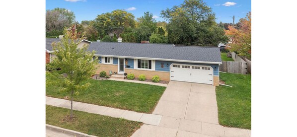 Exterior - 3-bedroom house close to EAA with AC and large FENCED back yard. (Oshkosh)