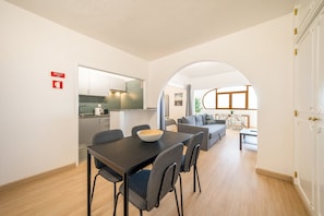 Ein modernes Interieur mit Essbereich, Küche und Wohnbereich.