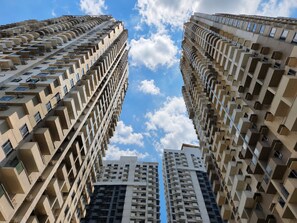 Un immeuble de grande hauteur doté de nombreux balcons, avec un ciel dégagé.
