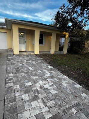 Unclassified image, 3 of 44, button - West Melboburne Oasis, minutes to the beach! (Melbourne)