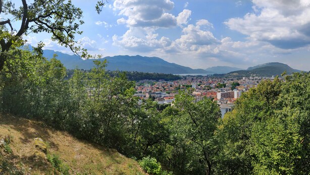 A cityscape with a view of mountains in the distance, surrounded by dense greenery. - Studio tout confort au coeur d'Aix-les-Bains (Aix-les-Bains)