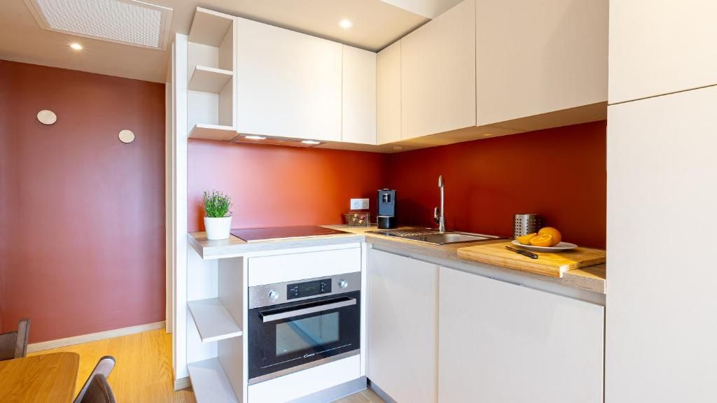 Fridge, microwave, dishwasher, cookware/dishes/utensils
