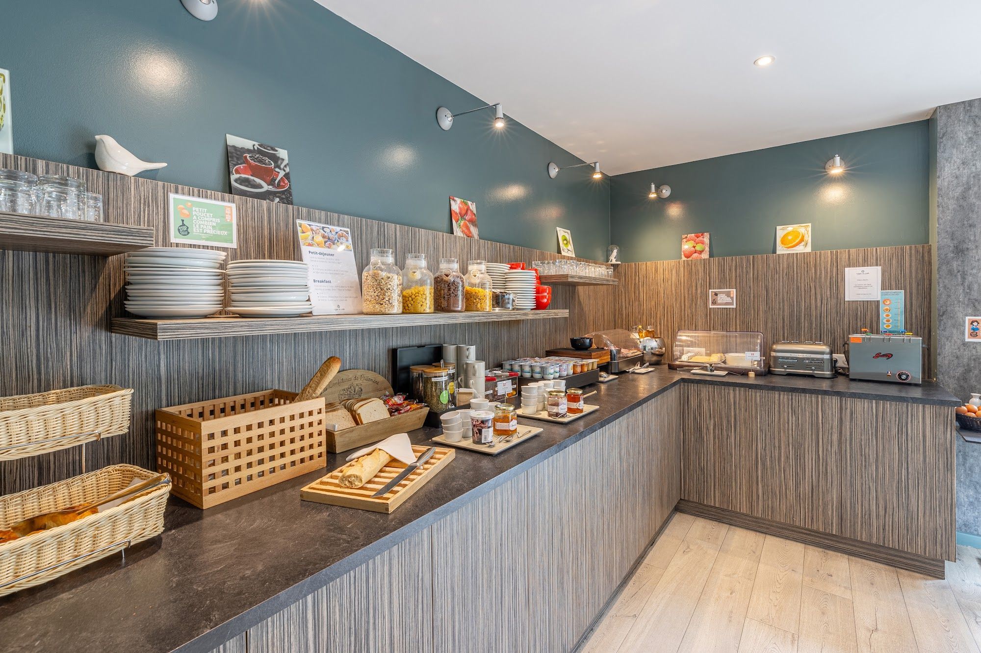 Un espace buffet pour le petit-déjeuner, avec divers plats et ustensiles à disposition.