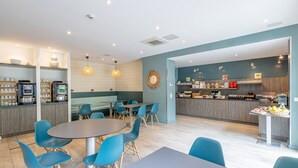 Un ristorante moderno con area bar, posti a sedere e un bancone con prodotti alimentari.