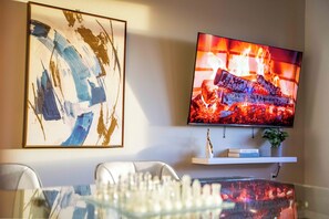Dining - The Rommie 1BR Highrise w/Fast Wi-Fi, Gym (Denver)