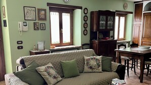Un salon comprenant un canapé, une table basse et un coin repas avec une table et des chaises.