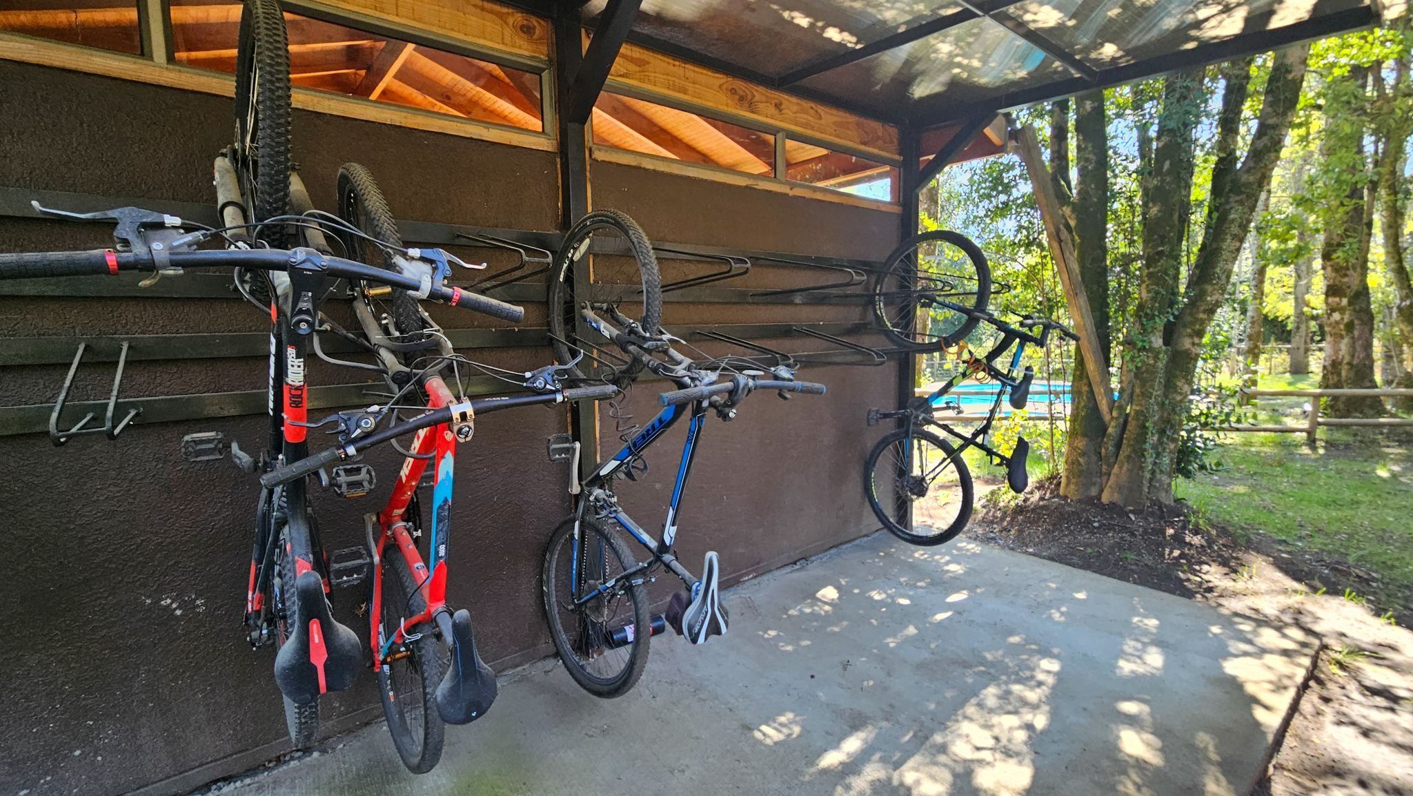 Ein überdachter Fahrradparkbereich mit mehreren an Ständern gesicherten Fahrrädern.